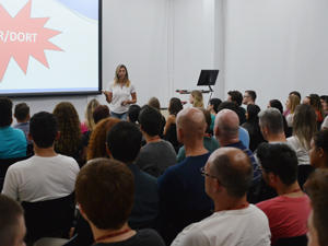 A WK Sistemas promoveu uma palestra para marcar o Dia Internacional de Combate às LER/DORT. A fisioterapeuta do trabalho, Claudia Wanderck, alertou sobre os fatores de riscos e também abordou dicas para a prevenção.