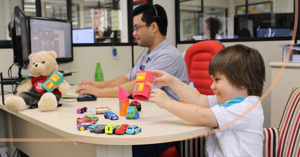 Cinco motivos para a sua empresa investir em endomarketing. Pequenas práticas diárias podem deixar o ambiente de trabalho mais leve e produtivo.