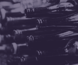 Garrafas empilhadas: bebidas alcoólicas estarão sujeitas ao Imposto Seletivo na Reforma Tributária.