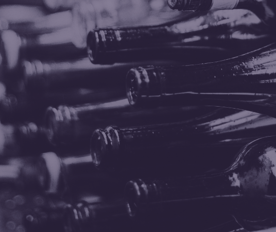 Garrafas empilhadas: bebidas alcoólicas estarão sujeitas ao Imposto Seletivo na Reforma Tributária.
