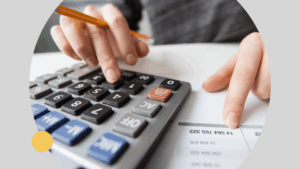 Pessoa utilizando calculadora e analisando documentos financeiros.