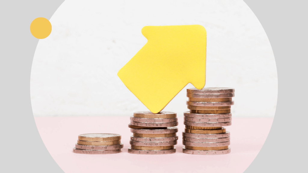 Crescimento financeiro com moedas e seta amarela