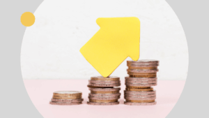 Crescimento financeiro com moedas e seta amarela
